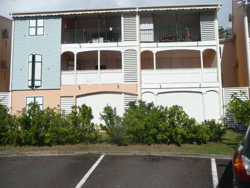Grand T2 Gosier Bas du Fort avec varangue balcon et parking