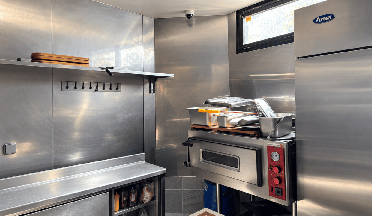 Cuisine professionnelle en inox éclatant