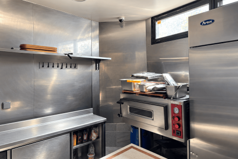 Cuisine professionnelle en inox éclatant