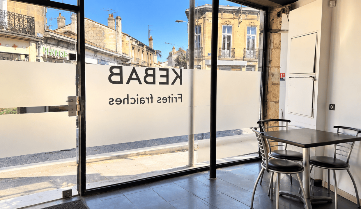 Intérieur de kebab lumineux sur rue-5