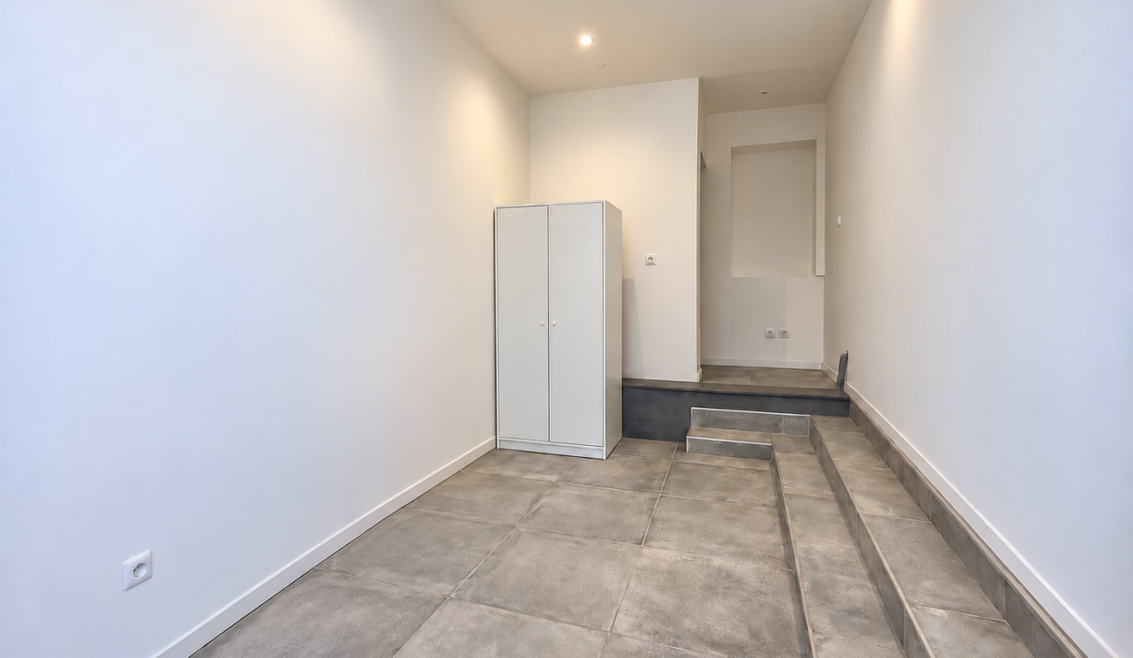 Intérieur immobilier sans chaise blanche