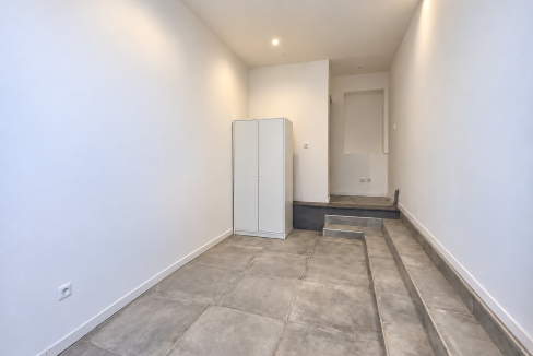 Intérieur immobilier sans chaise blanche