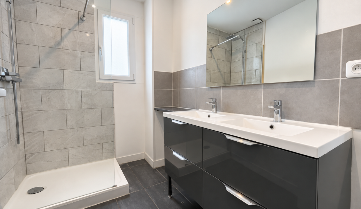 Salle de douche double vasque-1