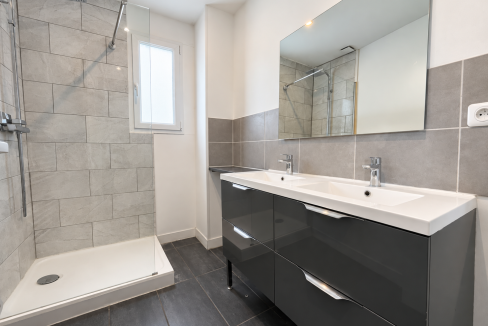 Salle de douche double vasque-1